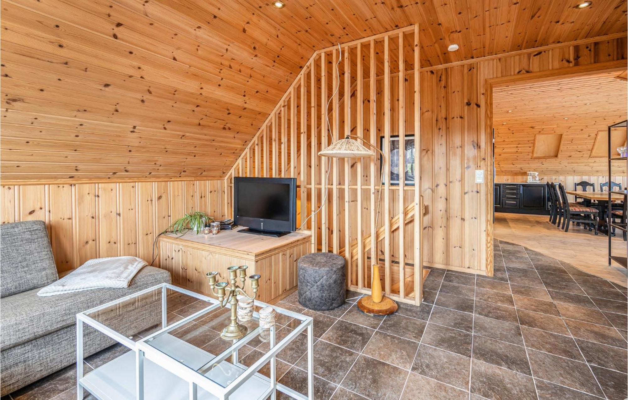 Awesome Home In Kvamsoy With Jacuzzi Sandvik  Bagian luar foto