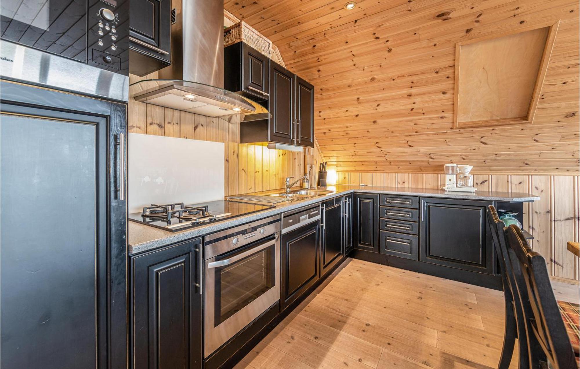 Awesome Home In Kvamsoy With Jacuzzi Sandvik  Bagian luar foto